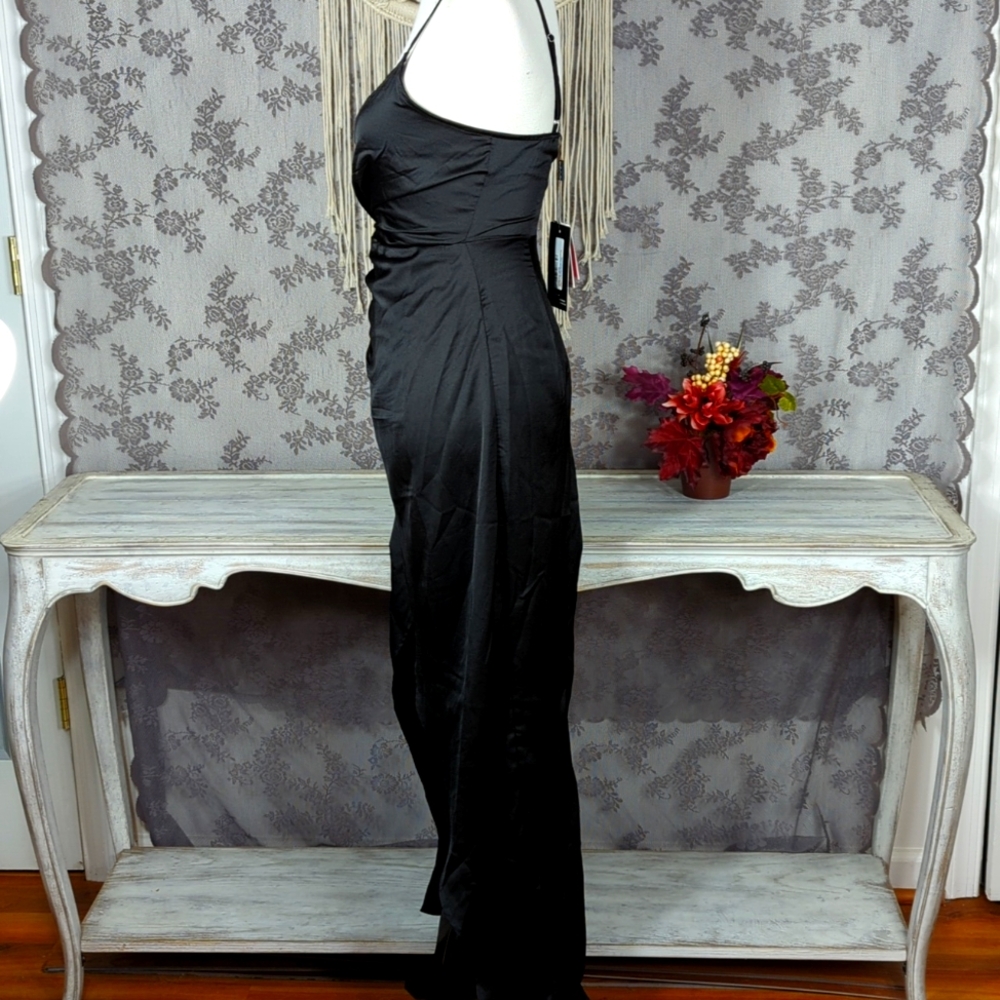 Pretty Little Thing little black dress - Picture 4 of 10